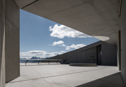 007Elements_The_Plaza